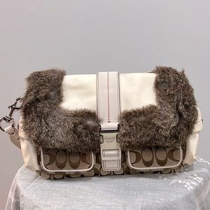 VINTAGE Coach Fur signature Off white Ski Pocket Flap Shoulder bag